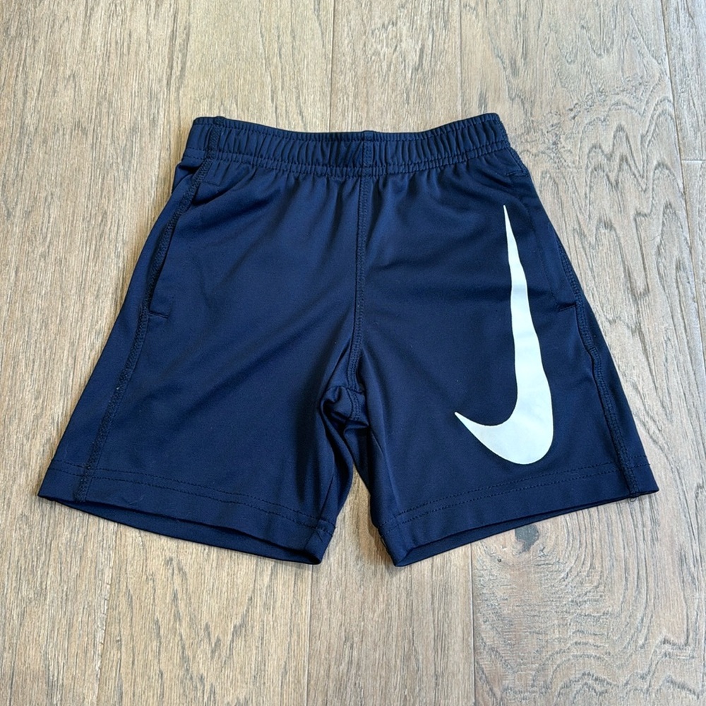 Nike Little Boys' Big Swoosh Performance Shorts (5, Navy)